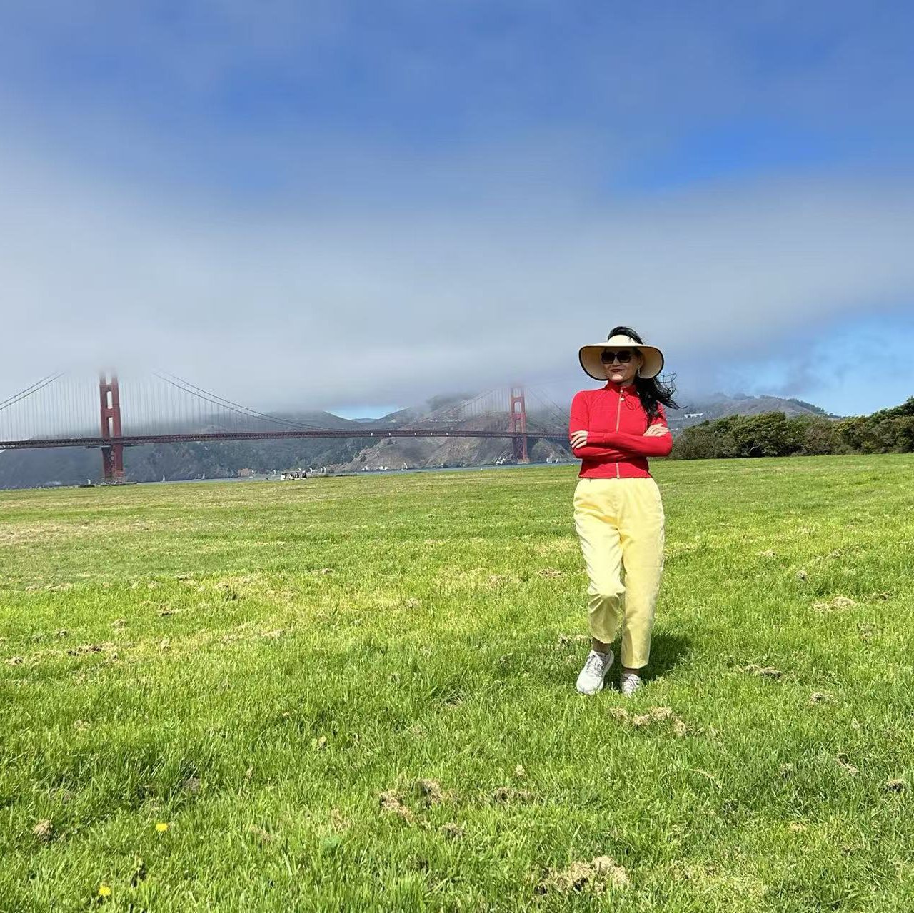 徐彩云在旧金山金门大桥前 / Caiyun Xu in the San Francisco Bay Area